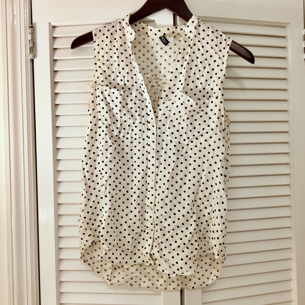 Sleeveless Polkadot Button-down top